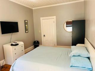 Spacious room in Federal Hill near Downtown with shared bathroom and kitchen ad - Providence - 7