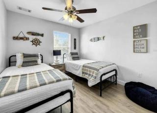 Scenic 3BR Family Retreat, Pool, Gym, 3mi to Disney - 6