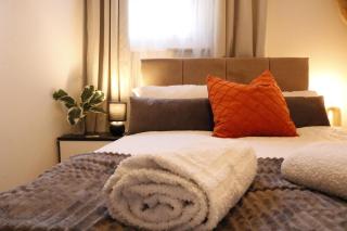 Top Spot 2-Bed Spacious Apartment Town Centre Train Station WIFI - 0