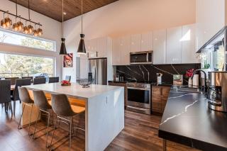 Modern Mountain Chalet Sauna Hot Tub & Fireplace - 8