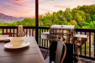 Eagle View Chalet 3BR 3BA - Gatlinburg Retreat - Scenic Mountain Views, Hot Tub, Game Room, Firepit, Foliage - Sleep 8 - Gatlinburg - 3