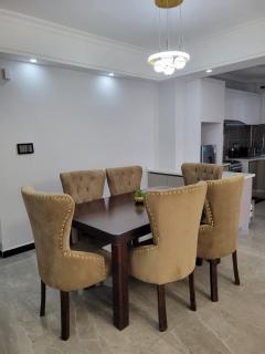 The executive royal beautifully furnished two bedroom apartment with amazing scenic city views heated swimming pool and fully equipped gym and child play area - Nairobi - 0