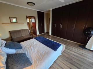 SHALE BEACH HOUSE: 3-Bedroom House with Private Beach Access. - Margate - 4