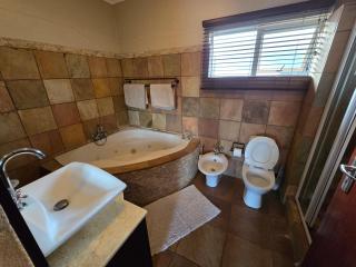 SHALE BEACH HOUSE: 3-Bedroom House with Private Beach Access. - 3