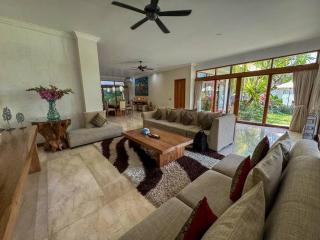 Party Size 4 Bedroom Villa Kerobokan - Seminyak - 2