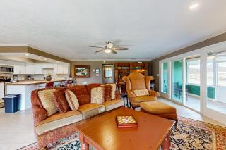 2 BR Duplex with Full Kitchen and Lake View - 5