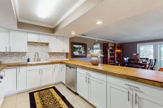 2 BR Duplex with Full Kitchen and Lake View - 2