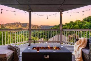 Mountain Moonrise 3BR 3BA - Scenic Falls, Mtn View, Hot Tub, Gameroom, Firepit - Sleep 8- - 4