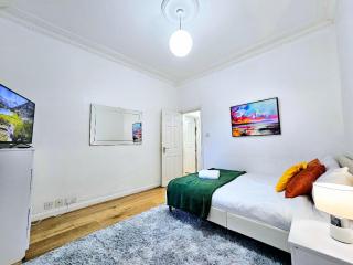 Spacious & Cosy 2 Bedroom Home plus 2 Sofa-beds with Private Entrance and Back Patio, 3 min walk to Earl's Court Station - Londra - 1