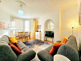 Spacious & Cosy 2 Bedroom Home plus 2 Sofa-beds with Private Entrance and Back Patio, 3 min walk to Earl's Court Station - Londra - 0