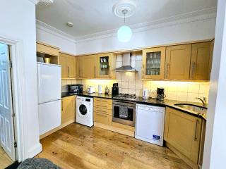 Spacious & Cosy 2 Bedroom Home plus 2 Sofa-beds with Private Entrance and Back Patio, 3 min walk to Earl's Court Station - Londra - 5
