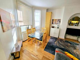 Spacious & Cosy 2 Bedroom Home plus 2 Sofa-beds with Private Entrance and Back Patio, 3 min walk to Earl's Court Station - Londra - 6