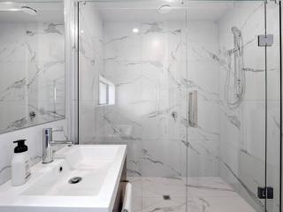 Spa Hideaway in Central City with Parking - 7