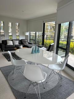 newmarket fully furnished 2 bedrooms - 3