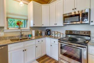 Escape to Nature Lakefront Jay Cottage with Views! - - 3