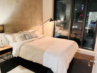 LUXURY DT, 2 Bedroom DEAL, Private Balcony, Full Kitchen, Gym - FREE PARKING - 6