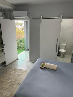 Suíte completa com TV, AR quente frio e sacada em casa com jardim - Florianópolis - 3