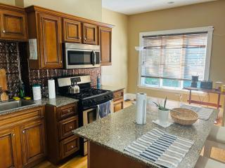 Spacious room in Federal Hill next to Downtown with shared bathroom and kitchen ab - Providence - 1
