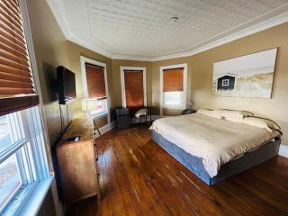 Spacious room in Federal Hill next to Downtown with shared bathroom and kitchen ab - Providence - 0
