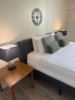 1505- Heart of Waikiki with Kitchen - Free Parking - King Bed - Corner Unit - Mountain View Unit - Honolulu - 5