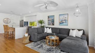 Hamptons House - Stylish Waterfront - Yamba - 9