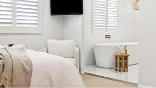 Hamptons House - Stylish Waterfront - Yamba - 1