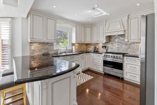 Modern 4BR Retreat with Premium Comforts and Parking - Richmond Hill - 8