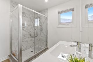 Modern 4BR Retreat with Premium Comforts and Parking - Richmond Hill - 7