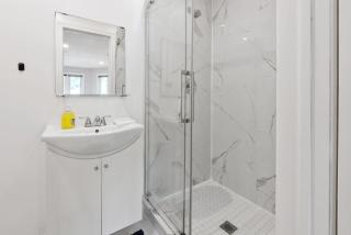 Modern 4BR Retreat with Premium Comforts and Parking - Richmond Hill - 2
