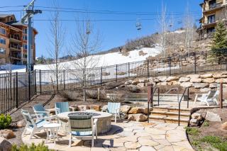 Modern 3-Bedroom Ski-In Ski-Out Retreat with Mountain Views & Resort Amenities - Park City - 3