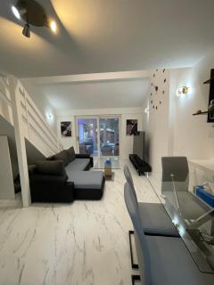 House & forest side - Leigh - 1