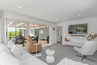 Tuis and Pools - Lake Taupo Holiday Home - Taupo - 6