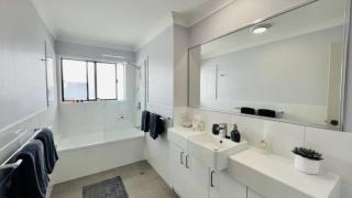 A Minutes Walk To The Beach! - 5