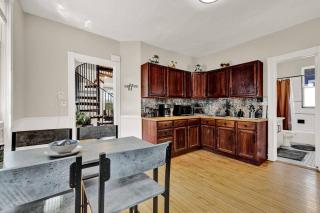 NEW! Fun & style Eastside MKE Best Day Townhouse - Milwaukee - 5