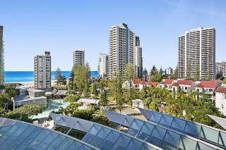 Scenic 2-Bed with Pool, Gym & Secure Parking - Gold Coast - 4