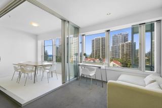 Scenic 2-Bed with Pool, Gym & Secure Parking - Gold Coast - 8