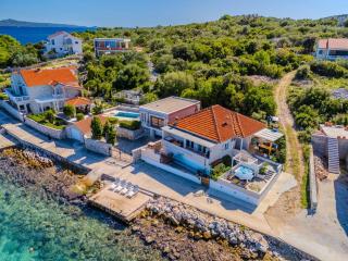 Family friendly seaside apartments Iz, Iz - 22025 - Veli Iž - 0