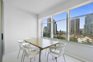 Scenic 2-Bed with Pool, Gym & Secure Parking - Gold Coast - 5