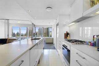 Scenic 2-Bed with Pool, Gym & Secure Parking - Gold Coast - 1