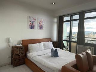 Gramercy Studio on 52nd Floor Rockwell View Free WiFi - Manila - 3