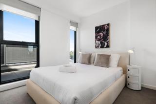 Stylish and Spacious 2BR w Study, Wi-Fi and Car Park - 8