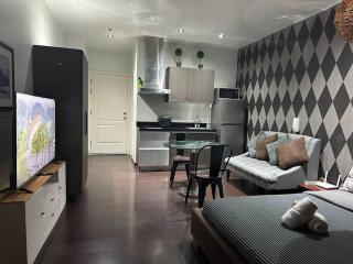 Penthouse Studio Highspeed Wi Fi Smart TV Pool GYM - Manila - 9