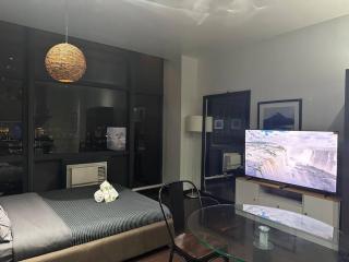 Penthouse Studio Highspeed Wi Fi Smart TV Pool GYM - Manila - 2