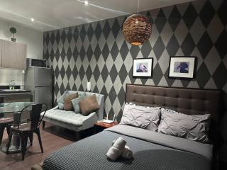 Penthouse Studio Highspeed Wi Fi Smart TV Pool GYM - Manila - 1