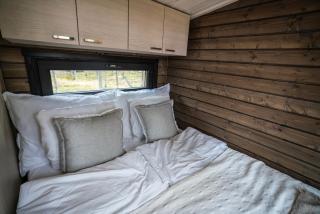 Lapland Riverside Cabin MUSTIKKA, Ylläs, Tiny Home with Sauna, Fireplace, Terrace, BBQ, Wifi, Ski, Fishing, Pets OK - Äkäslompolo - 3