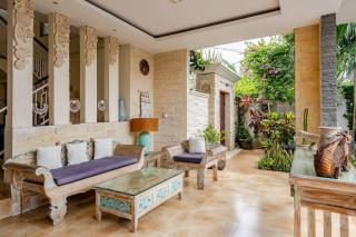 Villa Naga, pool, Kitchen, terace and garden - Kerobokan - 2