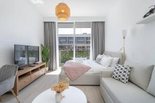 Sleek & Stylish Studio in JVC - Dubai - 0