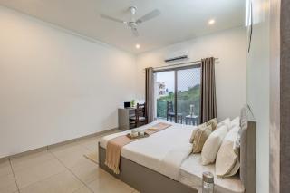 Alaya Stays with Balcony & Hill View - Lake City Heights - Udaipur - 8