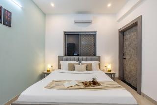 Alaya Stays with Balcony & Hill View - Lake City Heights - Udaipur - 7