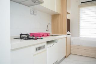 Comfy and Minimalist Studio at Sky House BSD Apartment By Travelio - 5